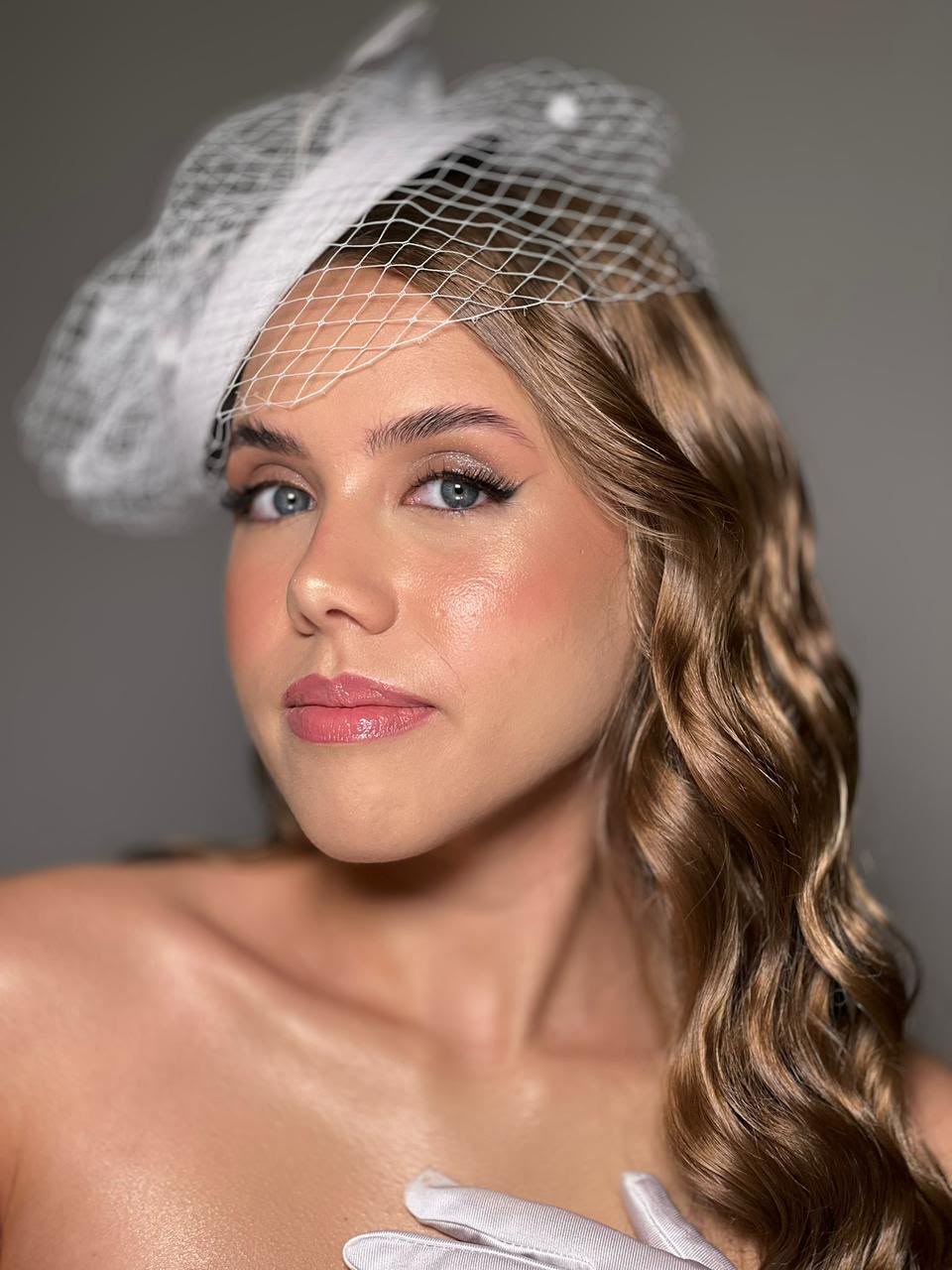 Close editorial de Júlia com fascinator